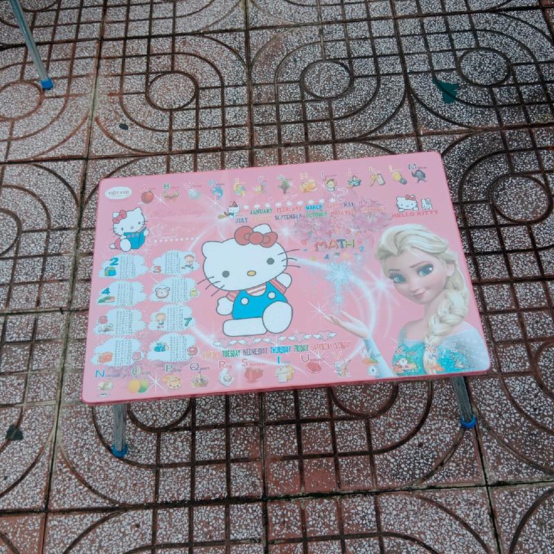 Bàn học sinh, sinh viên hình Hello Kitty kt 40x60cm 6