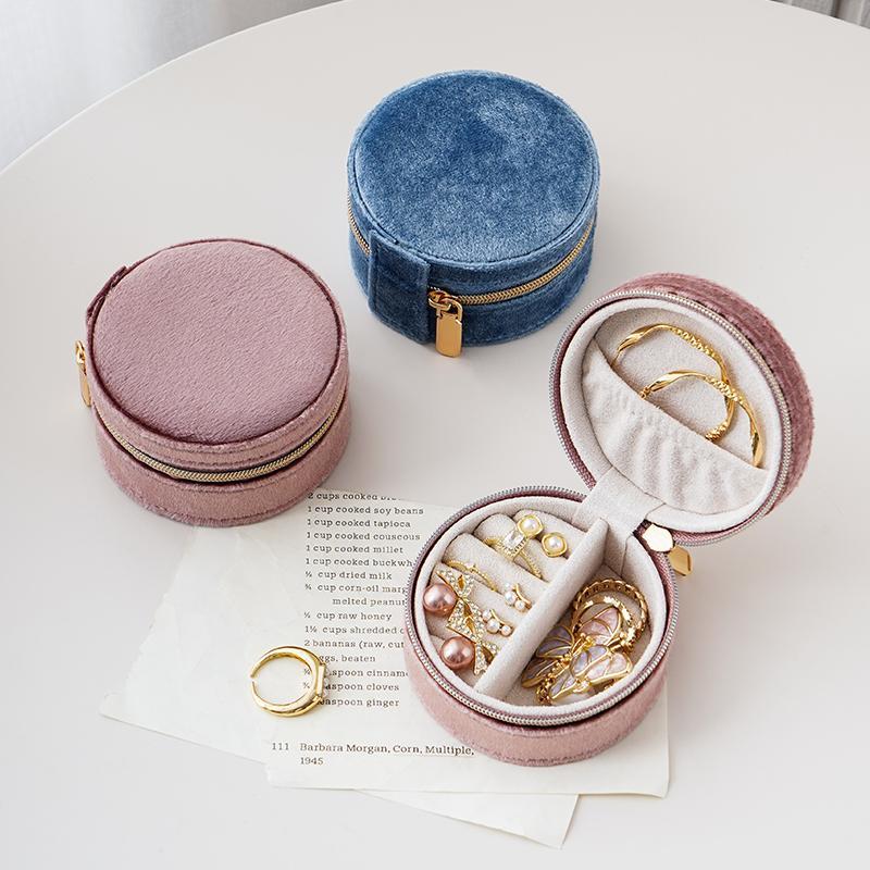 Product Introduction of Plush Travel Jewelry Box, 1 Count Portable Jewelry Case for Women and Girls, Jewelry Organizer Display Box for Necklace Earring Rings Bracelet 4