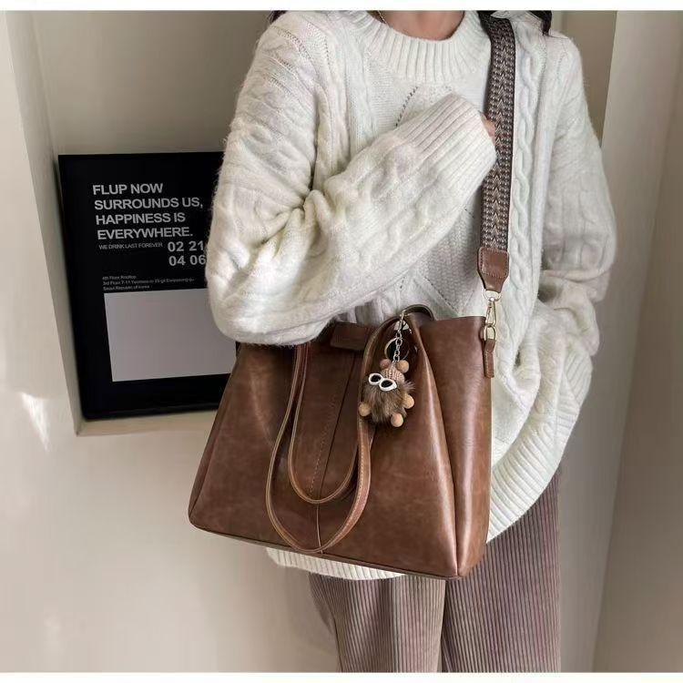 Product Introduction of Túi Tote Sức Chứa Lớn, Thời Trang Thu Đông Nữ, Phong Cách Cổ Điển Túi Đeo Vai, Dây Rộng, Túi Đeo Chéo, Thích Hợp Cho Sinh Viên Đại Học Và Người Đi Làm, Lý Tưởng Cho Các Dịp Đi Lại, Năm 2025 13