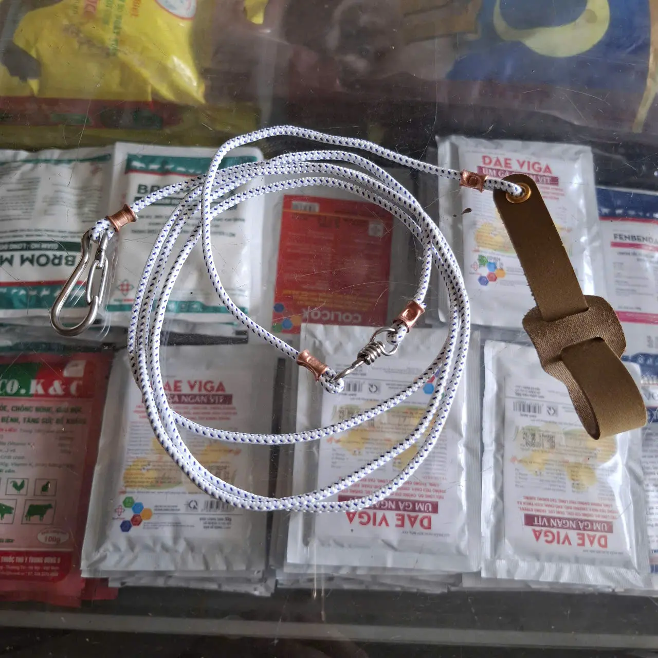 HCM - Dây cột gà TRE + NÒI điều sài được , giá rẻ , cao cấp , móc khớp inox , chất liệu da bò , dây dài 1 mét 8