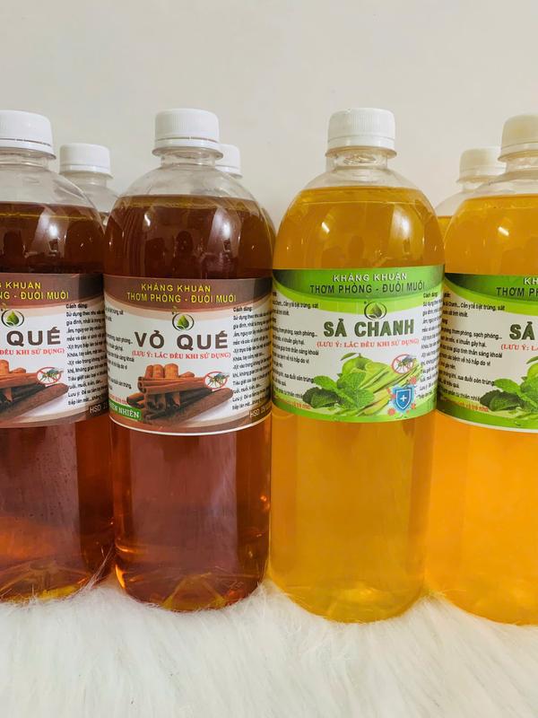  Combo 2 Chai Tinh Dầu 1 Lít Sả Chanh Vỏ Quế Giúp Khử Mùi Hôi Thanh Lọc Không Khí Kháng Khuẩn Đuổi Muỗi Đuổi Côn Trùng Dùng Xông Phòng Xịt Phòng Lau Sàn  Tặng 2 vỏ chai Xịt  