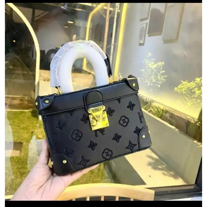 Túi Cốp KV DÁNG VUÔNG (kèm gấu) hoạ tiết dập nổi size 28 cúng cáp Đeo Chéo hoặc cầm tay sang trọng tui  qc tuixách Bag Da Nữ Kem Hoa