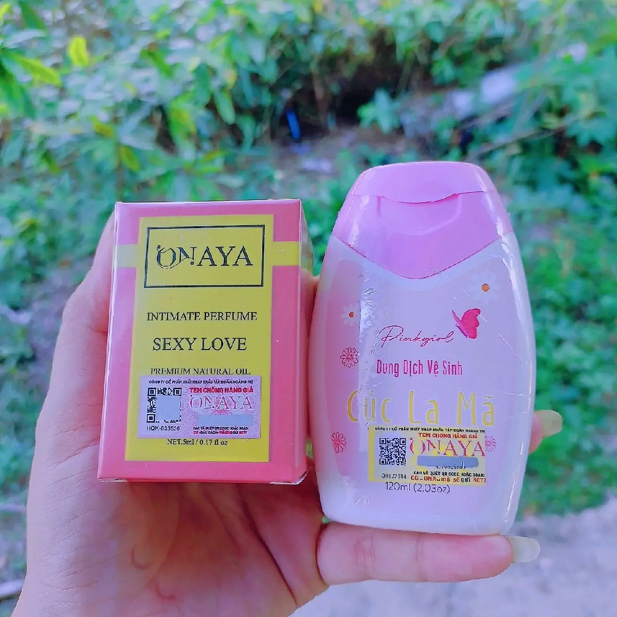Dung Dịch vệ sinh cúc la mã chai lớn 65k - [ tặng nước hoa vùng kín ONAYA ] ( che tên sp )