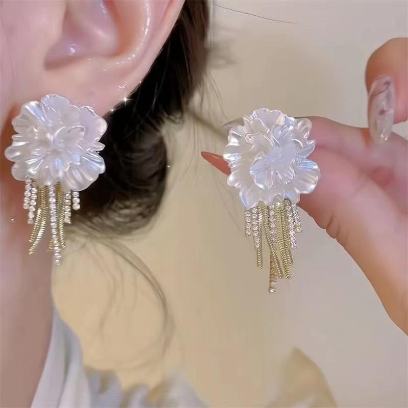 Product Introduction of Hoa Tai Hoa Trà, Màu Trắng, Tua Rua Thanh Lịch, Cao Cấp, Độc Đáo Và Tinh Tế, Hoa Tai Hoa 0