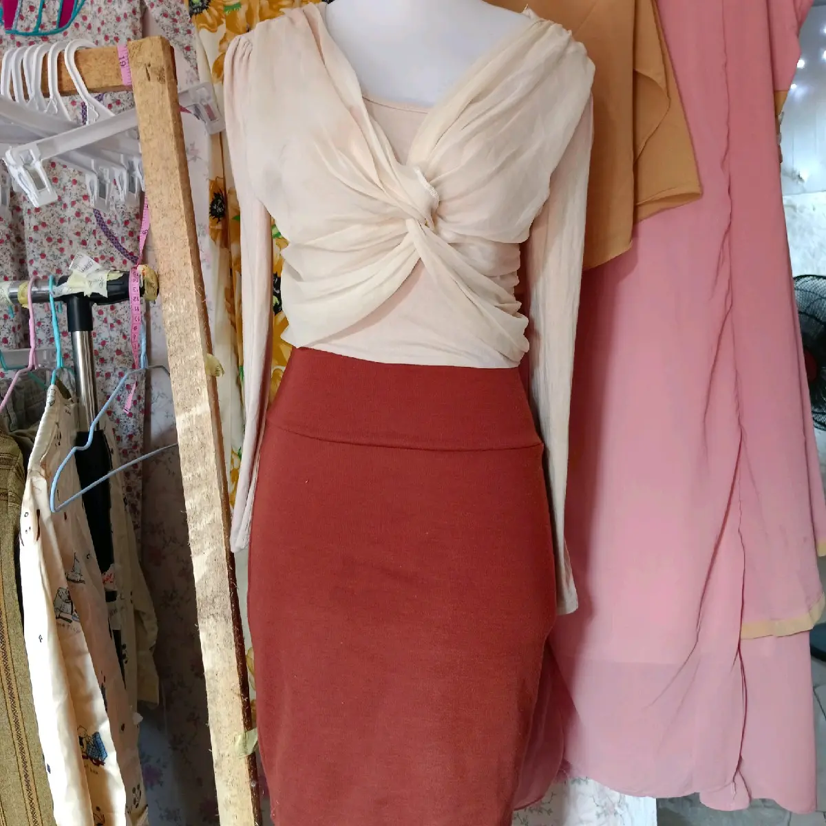 ATASAN,  DRES, CELANA CO DISINI