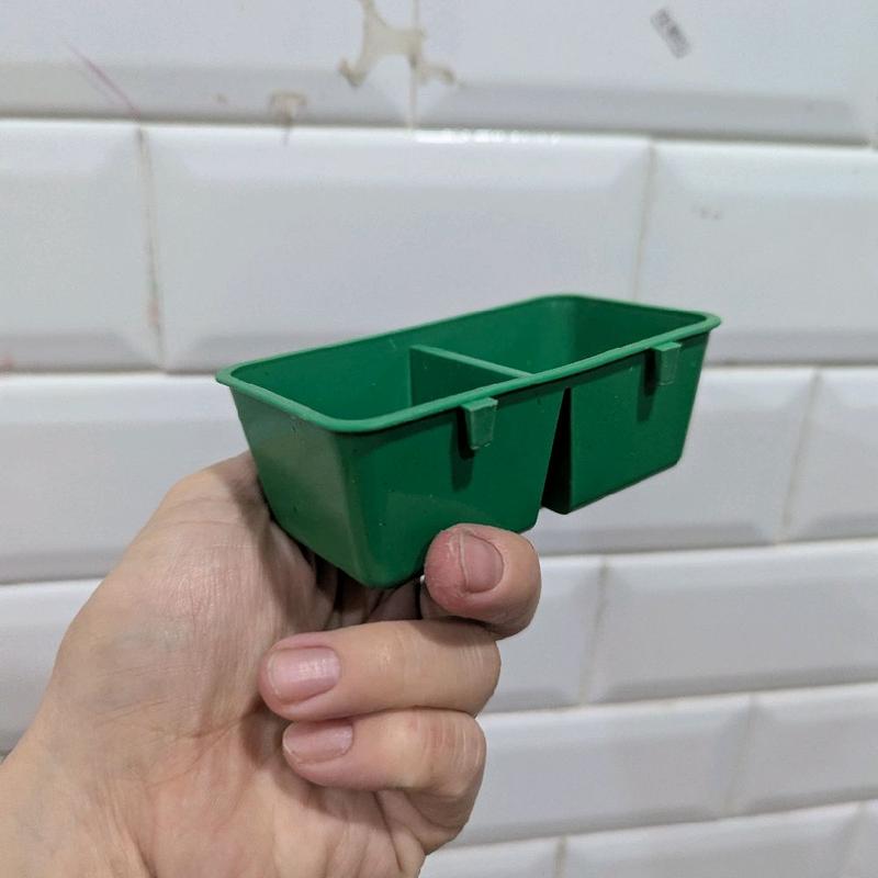 Khay thức ăn nhỏ 2 ngăn treo chuồng thú cưng 5