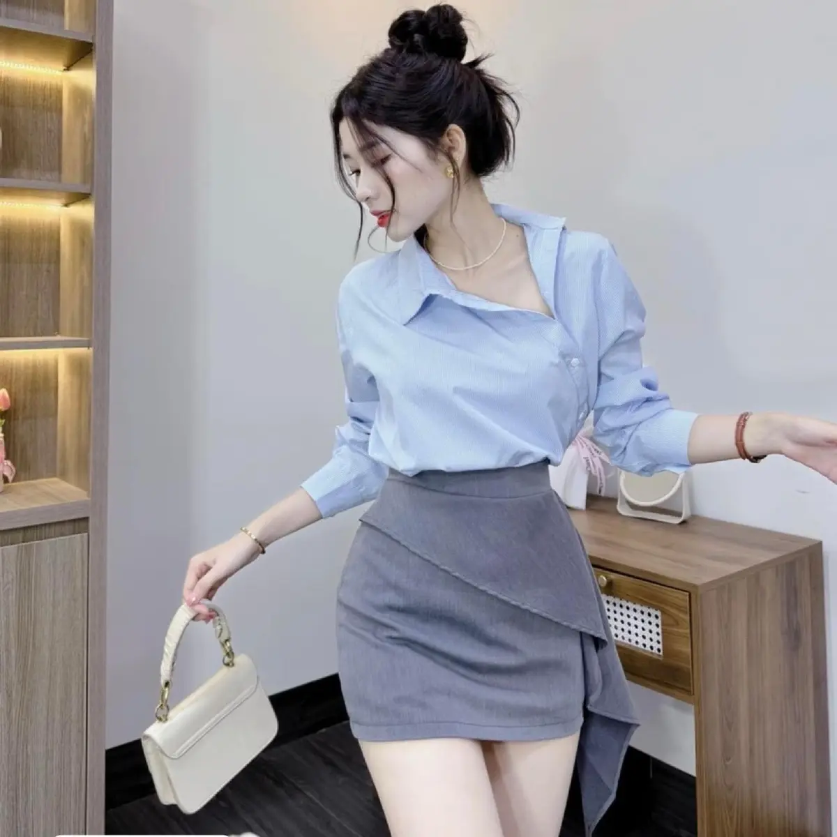 Sét Áo Sơ Mi Kẻ Nhỏ Lệch Vạt Kèm Chân Váy Rơi Tà, 2 Ảnh Cuối Shop Tự Chụp