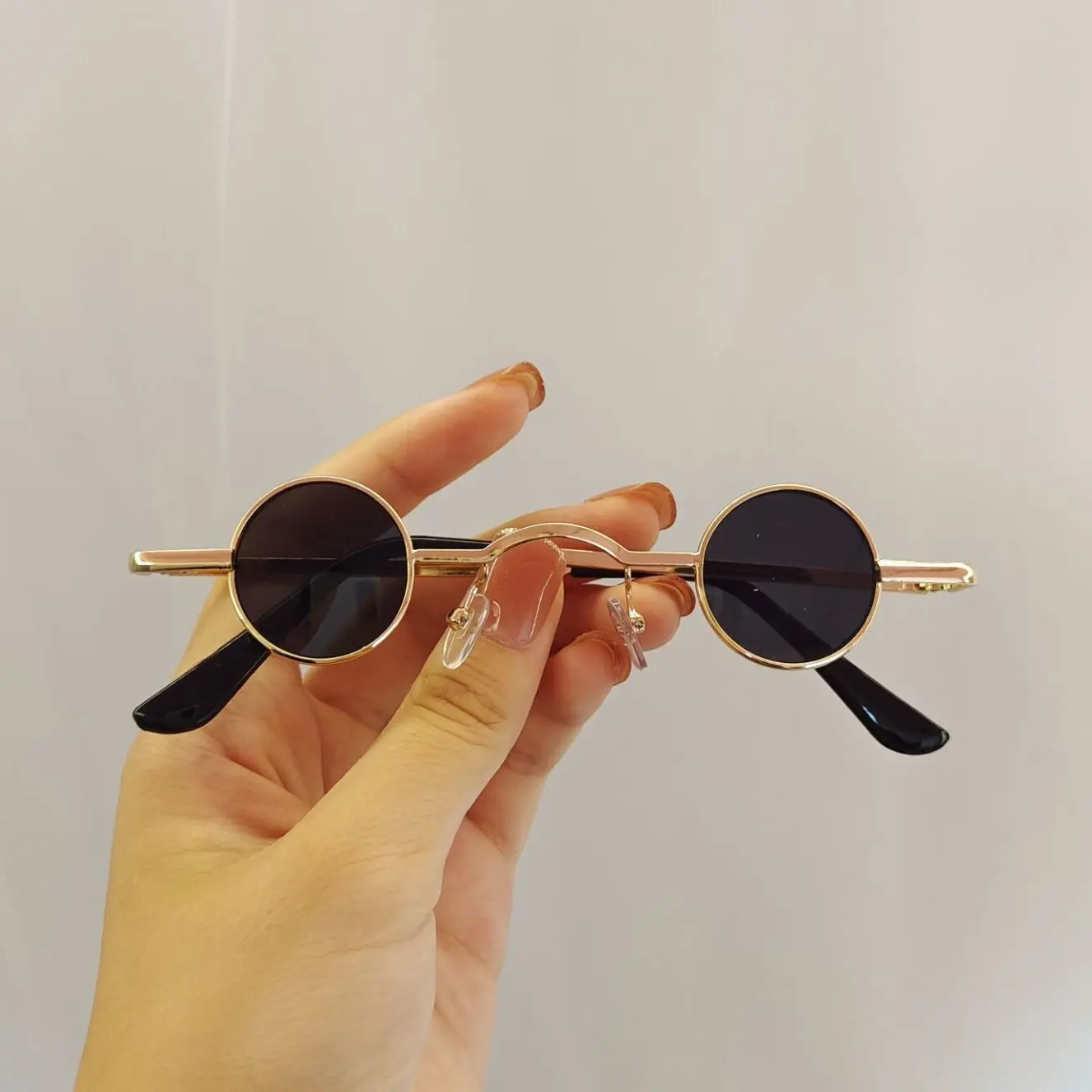 Kính Râm Mắt Kính Nhỏ Thời Trang Nam, Gọng Nhỏ Tròn Cổ Điển Mắt, Kính Râm Cá Tính Người Nổi Tiếng Trên Internet, Thích Hợp Cho Nam Lớn Và Phụ Nữ, Năm 2025