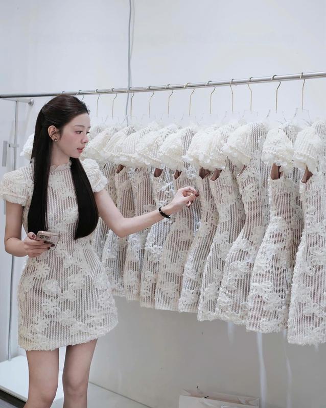 Đầm ren hoa thêu nổi thiết kế dáng ngắn tay bồng tiểu thư, sang chảnh - ALISA DRESS