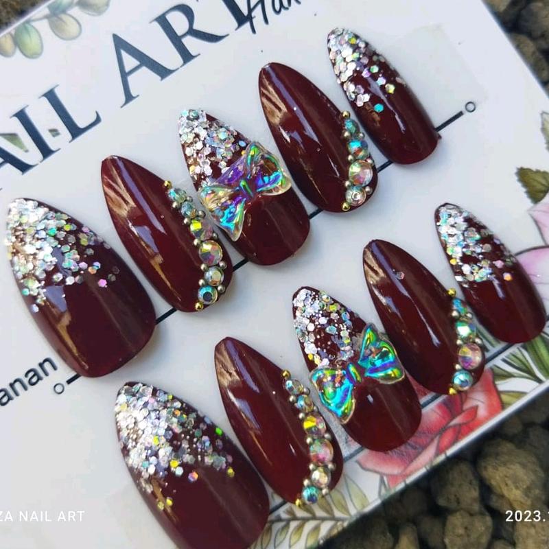 Elegant Maroon Mewah Nail Art