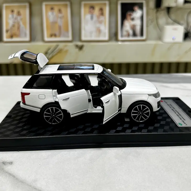 Mô hình xe Land Rover Range Rover tỉ lệ 1:32 kèm đế 2 phiên bản Toy Đồ Chơi 8
