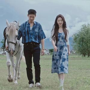 Đầm dây màu xanh chuyển sắc cùng phong cách với Lưu Diệc Phi, thích hợp để tới nơi có gió.Đầm hè cho nữ Đầm biển Đầm dài đi biển