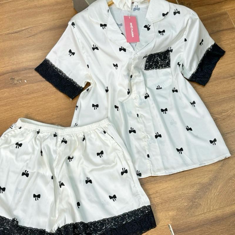 M101 NHỌ PYJAMAS Bộ mặc nhà tiểu thư dài tay , có phối ren , hoạ tiết NƠ ĐEN chất lụa tơ tằm  . Ảnh tự chụp ( nền trắng kem mang bra cùng màu ) 2