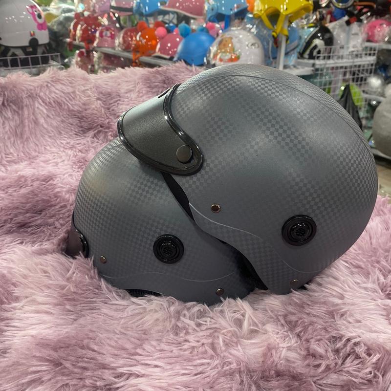 Mủ bảo hiểm :COMBO 2 NÓN carbon chống trầy xước,có thông gió thoáng mát cho người lớn .