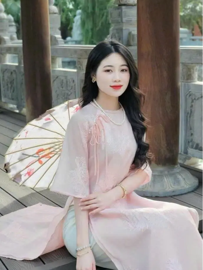Áo dài HOA PHƯỢNG - Áo dài cách tân tơ thêu 4 tà tết cổ có đủ màu. cao cấp, form nữ chuẩn, thiết kế  uyển chuyển và thanh thoát của người phụ nữ - Kem, Sen Women Dress Lịch Voi