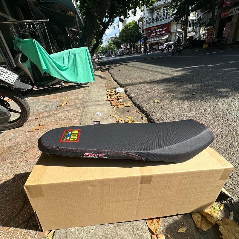 Yên xe Nguyên cái yên ex 150 mút vàng