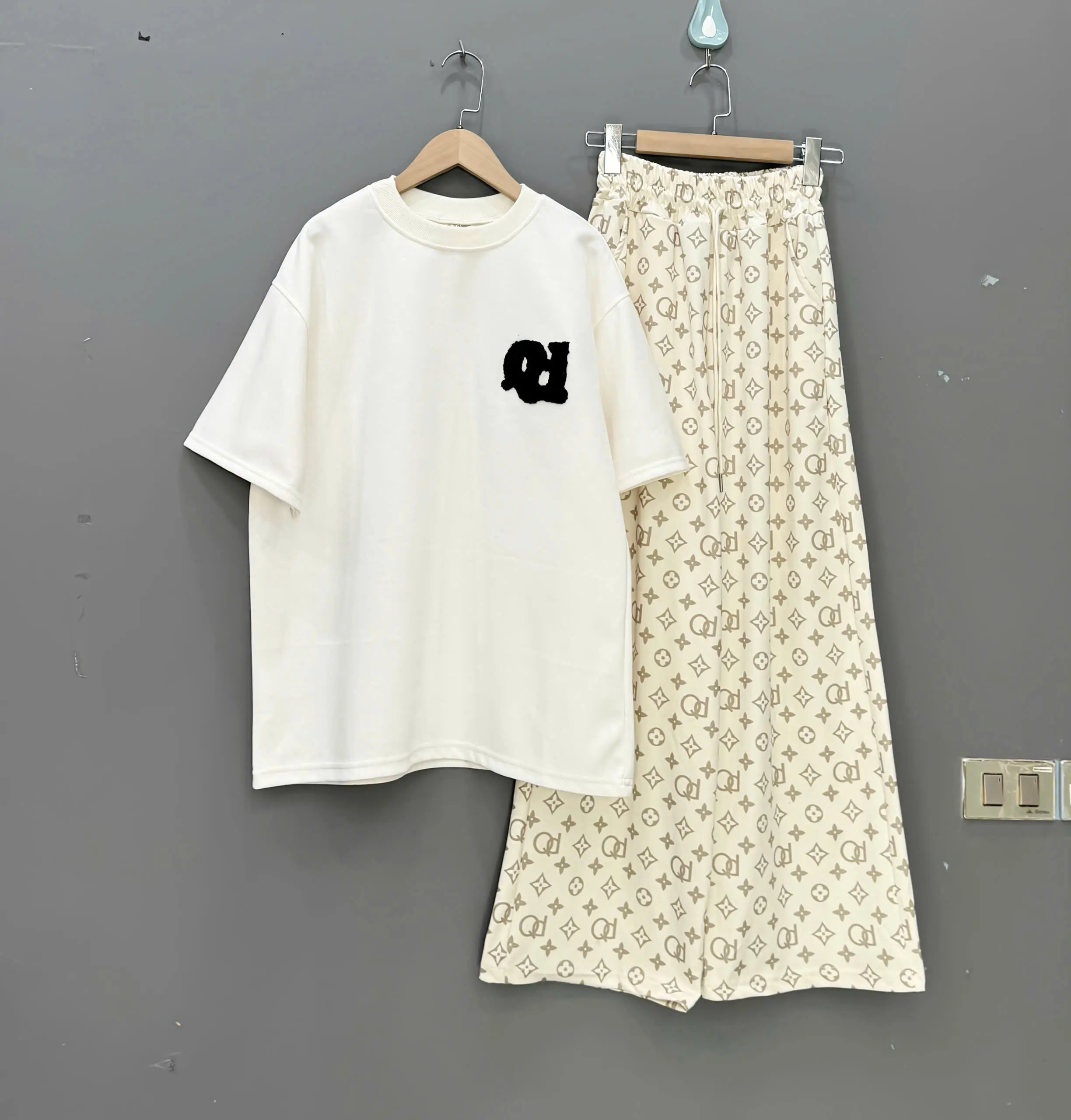 Sét Bộ Nữ, Sét Áo Phông Cộc Tay Phối Quần Ống Xuông Chất Cotton Dày Dặn,Sét Màu Nâu Kem Phong Cách Trẻ Chung Sang Chảnh.