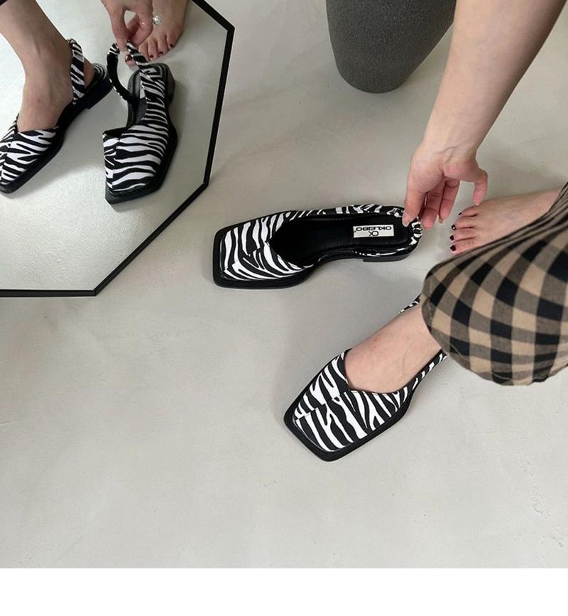 Product Introduction of Internet Celebrity Closed Toe Sandals for Women 2024 Spring and Summer New French Retro Flat Square Toe Shoes Niche Sandals Ins Fashion 17