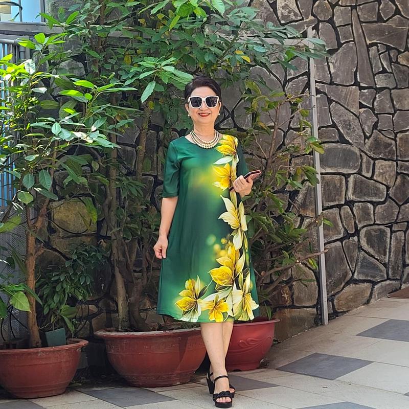 Product Introduction of Váy Đầm Trung Niên Dáng Suông A Che Bụng - Vải Lụa Thạch Anh Sang Trọng, Mềm Dịu, Mặc Mát, 2 Túi, Dây Kéo Tốt, Size từ 48kg đến 90kg. Nữ Women Voi Dress 35