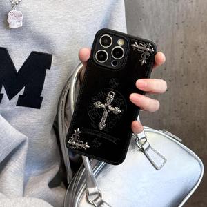 เคสโทรศัพท์คู่ไขว้หนังและโลหะ, สไตล์อินเทรนด์, เข้ากันได้กับ iPhone 16 Pro Max, 14 ใหม่, ฝาครอบป้องกัน, หนังแท้, 13 Pro พร้อมเลนส์เต็มรูปแบบ, การออกแบบไม้กางเขนนูน, ความรู้สึกระดับไฮเอนด์, เหมาะสำหรับผู้หญิง, 15 Ins Niche