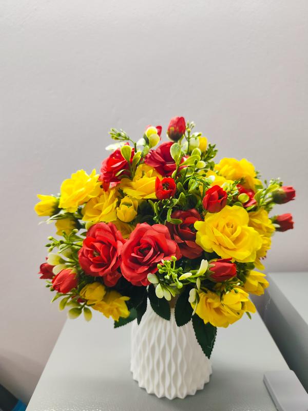 combo 4 cành Tặng 1 Bình Nhựa Cứng ,Canh Hoa Hồng Tỉ Muội  Mầu Vàng với Đỏ  cao 25 cm , cành 7 hoa ,7 nụ kèm Điểm Decor Phòng Trang Trí Nhà bình  hoa hoa  cốc 6