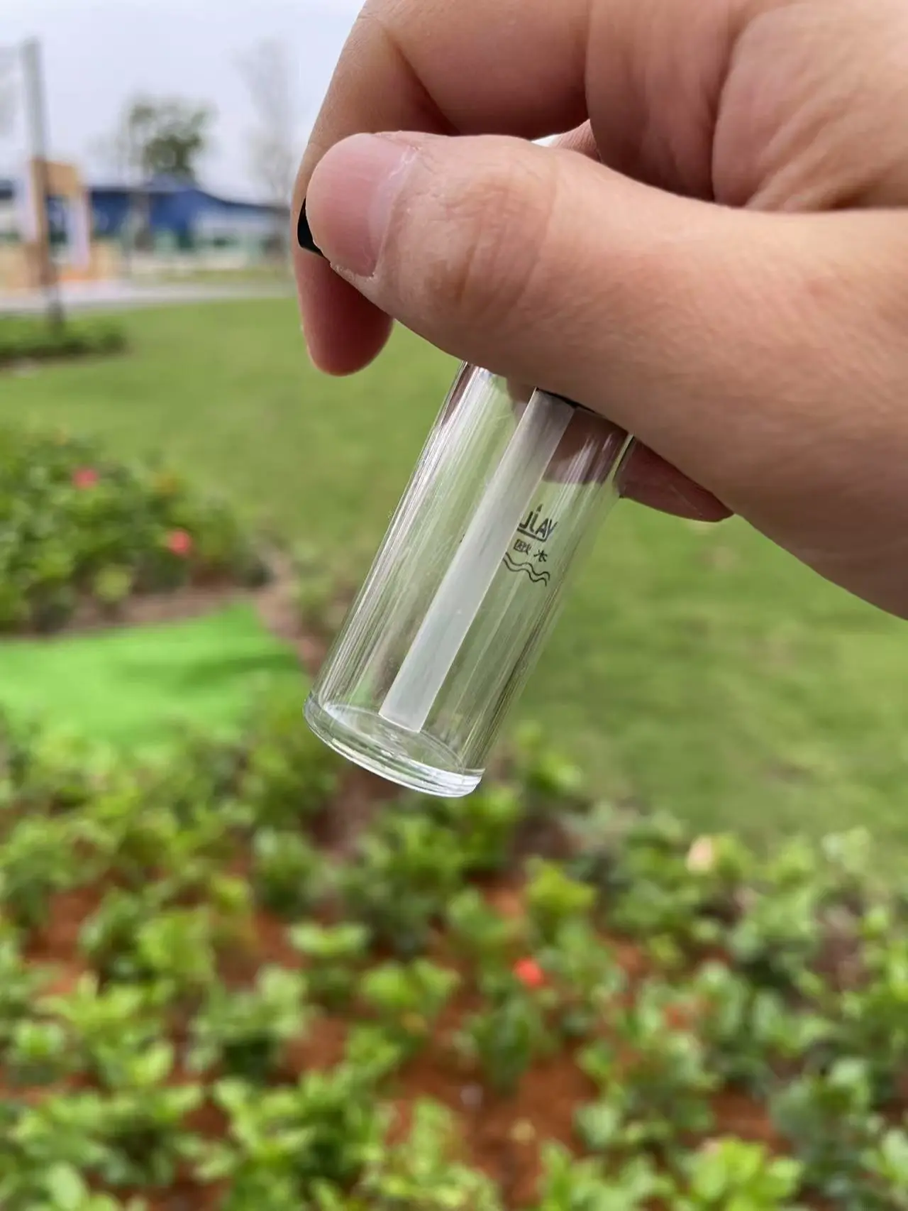 1 chai nước bằng nhựa, nhỏ gọn và dễ mang theo.