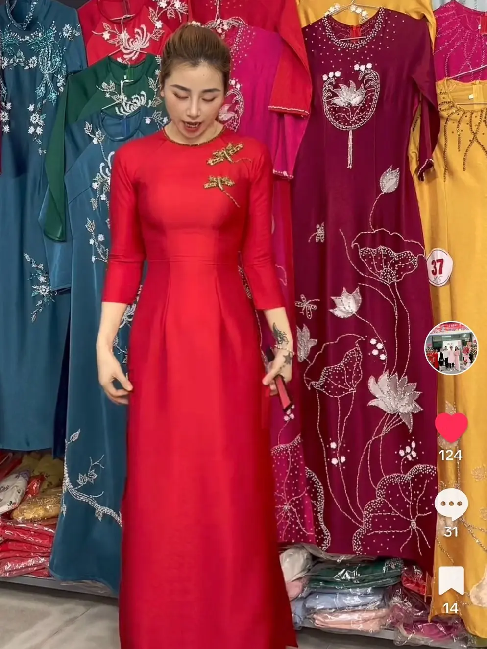 ÁO DÀI GẤM VÂN GỖ SIÊU ĐÁNG YÊU SANG CHẢNH