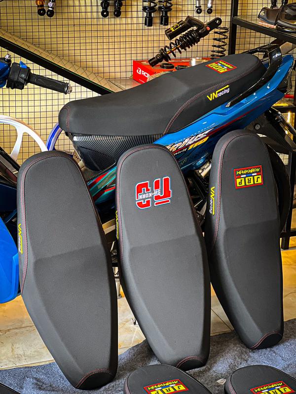 Yên 2 tầng mút trắng from mỏng  - mút vàng from vừa lắp như zin cho SIRIUS Yên Xe Carbon - Chú ý : ( mút trăng from mỏng - mút vàng from vừa ae chú ý nha ) da  yên