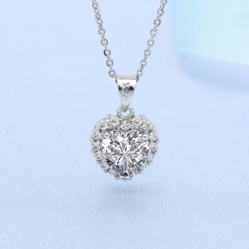 Product Introduction of (with Gra Certificate) Fashion Heart Pendant Elegant Moissanite White Necklace Fine Jewelry 18