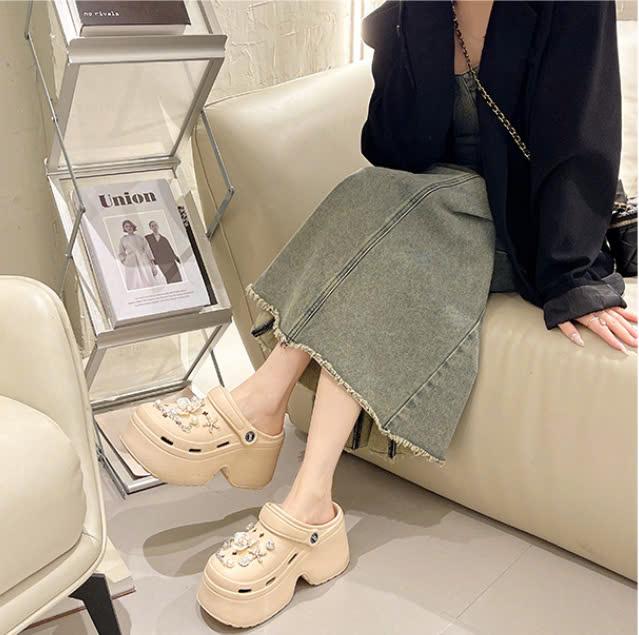 Dép Sục Nữ Cross Chất Liệu Eva Đế Cao 7 cm Dép SanDal Nữ Có Quai Hậu Dễ Đi , Êm Chân , Thoải Mái Kèm Sticker Dễ Thương 7