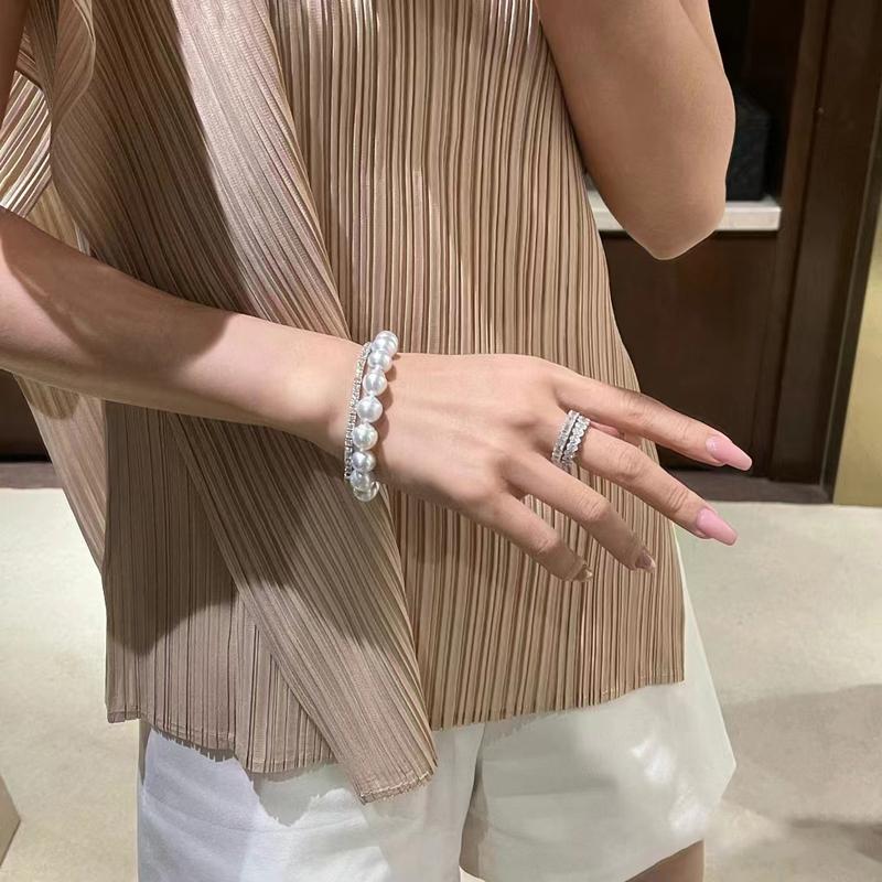 Product Introduction of 2024 New French Folding Bracelet Light Luxury Minority Exquisite Elastic String Bracelet 17