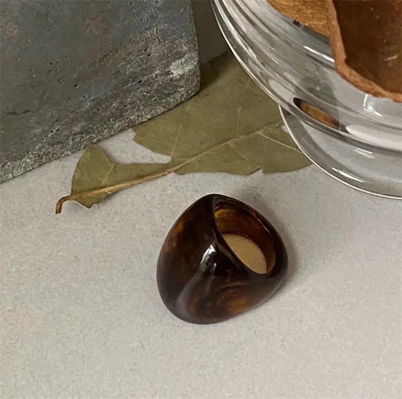 Product Introduction of Trendy Large Finger Rings for Women Exaggerated Amber Color Resin Temperament Geometric Finger Ring Vintage Punk Jewelry 7