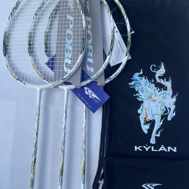Vợt cầu lông chính hãng Pobu bản Kỳ lân trắng, 5U-77+- 2g, max 15kg. Tặng kèm quấn cán, túi đựng vợt