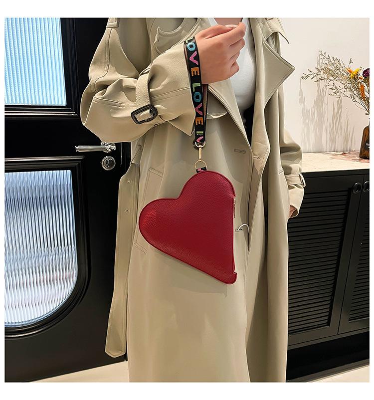 Product Introduction of Special-Interest Design Love 2024 Winter New Good-looking This Year's Popular Coin Purse Clutch Korean Women Bag Tide 10