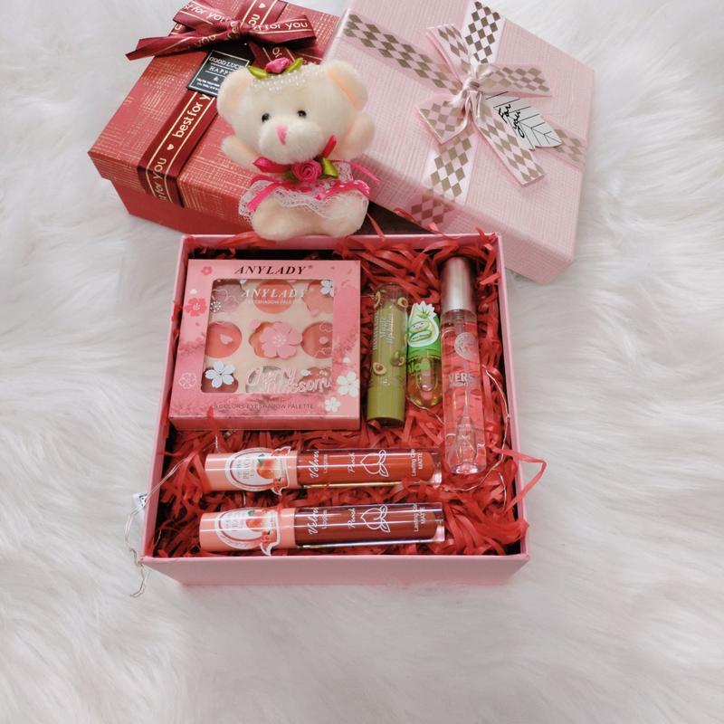 Set quà tặng yêu thương tiện lợi dành cho bạn gái gồm ( 4 cây son, nước hoa, phấn mắt, móc khoá, dèn nháy, hộp, túi quà và phụ kiện trang trí đi kèm như hình,...)