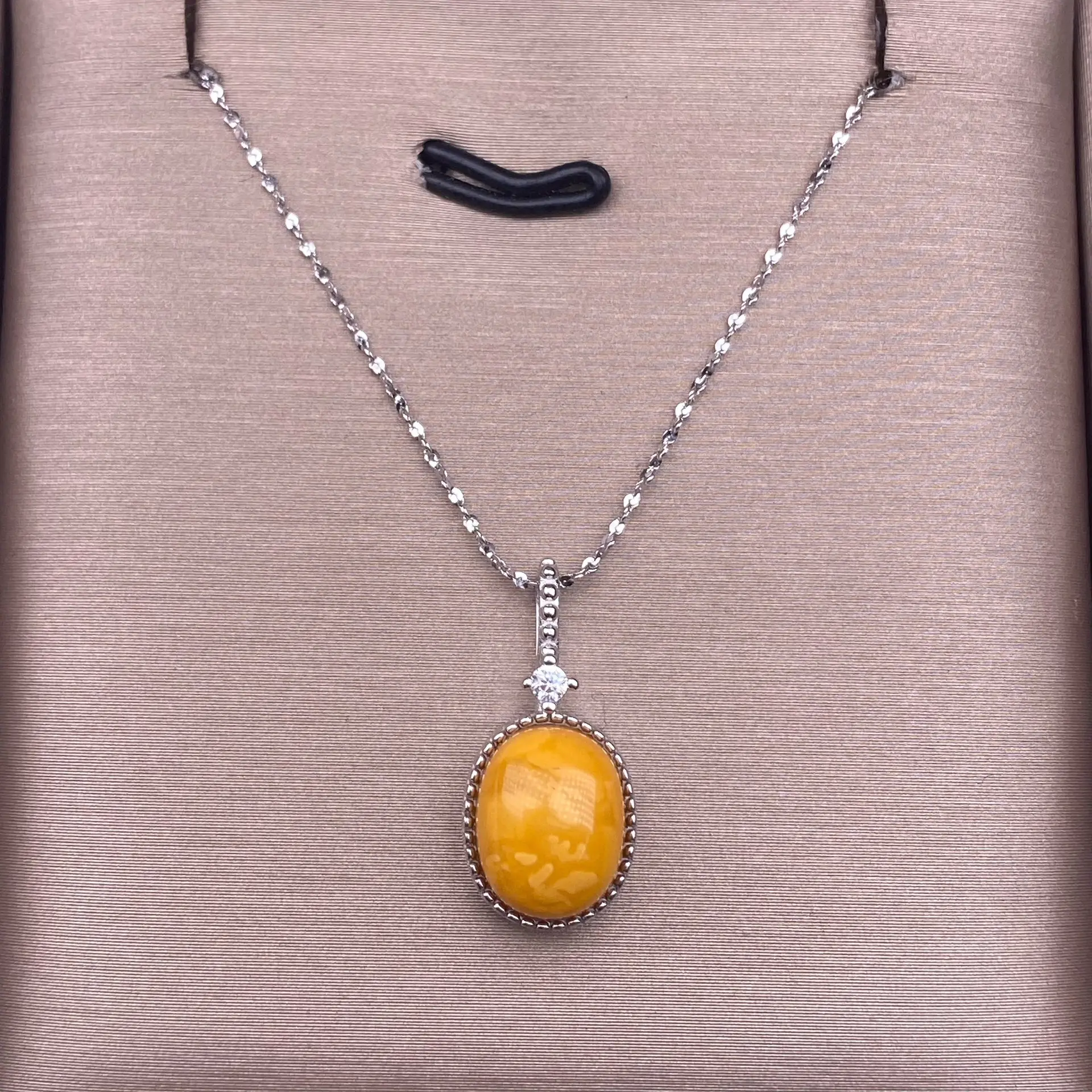 Amber Flower Pendant S925 Silver Inlaid Commuting Simple Fashion OL Fresh Amber Clavicle Chain Necklace Pendant