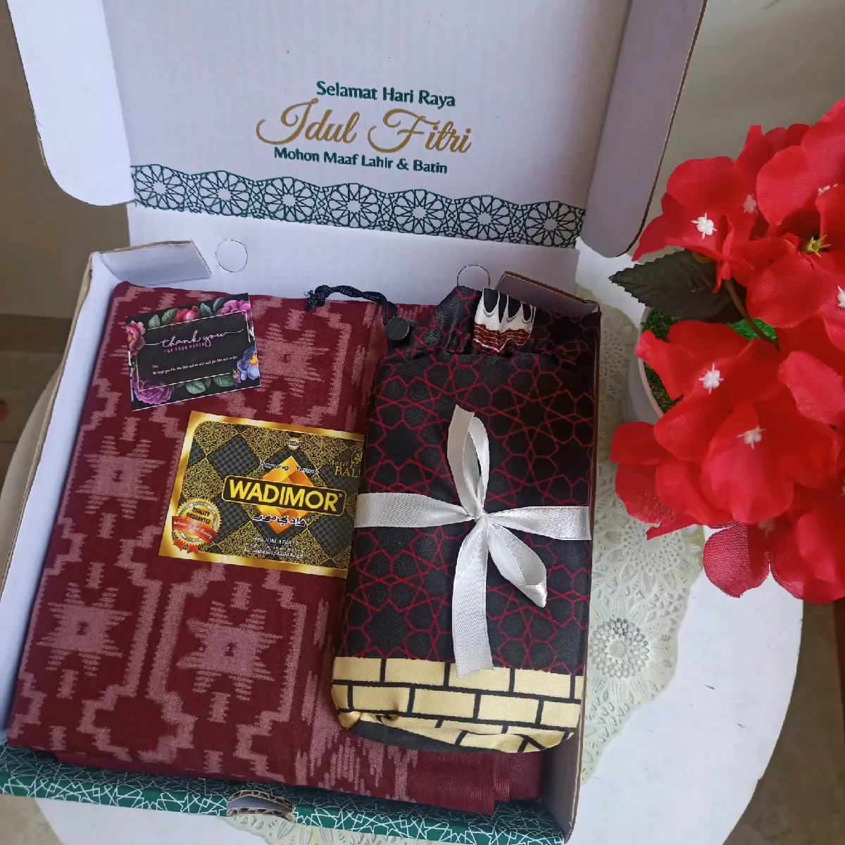 HAMPERS LAKI SPESIAL LEBARAN SARUNG WADIMOR SAJADAH