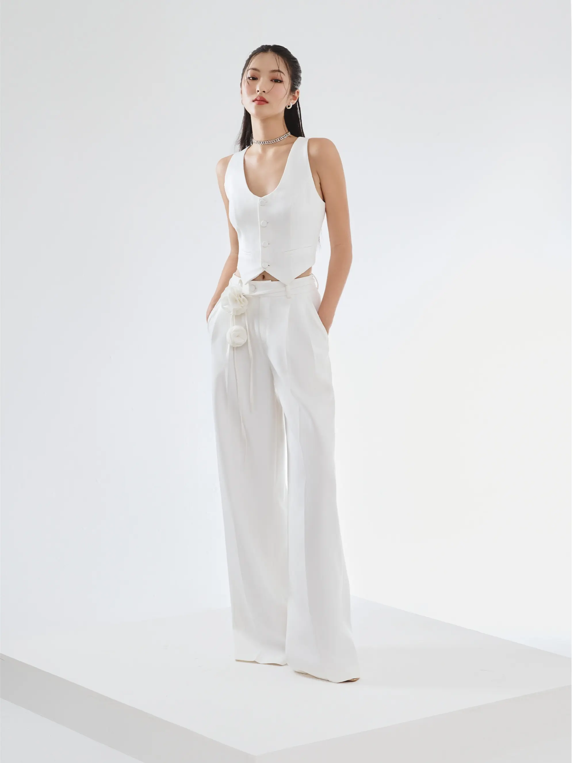 Áo gile 5P.M phom slimfit phối quần tây trắng thanh lịch