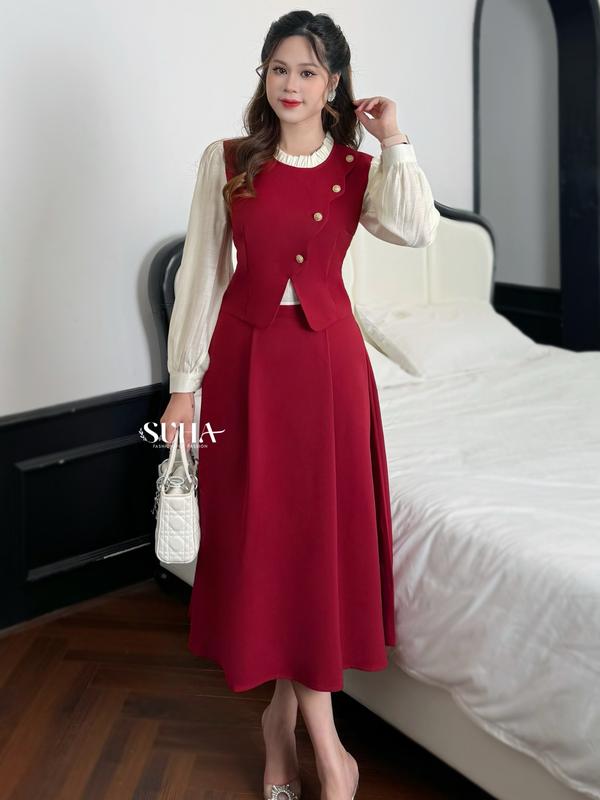 Set váy công sở thanh lịch, nhẹ nhàng, set đồ nữ đẹp, thiết kế áo ôm cách điệu với hàng cúc đồng lệch nổi bật kết hợp chân váy xòe nữ tính, chất liệu mềm mại, dài qua gối, phù hợp đi dự tiệc, đi chơi, đi làm công sở Serena Set S1602 -Thoitrangsuha Women