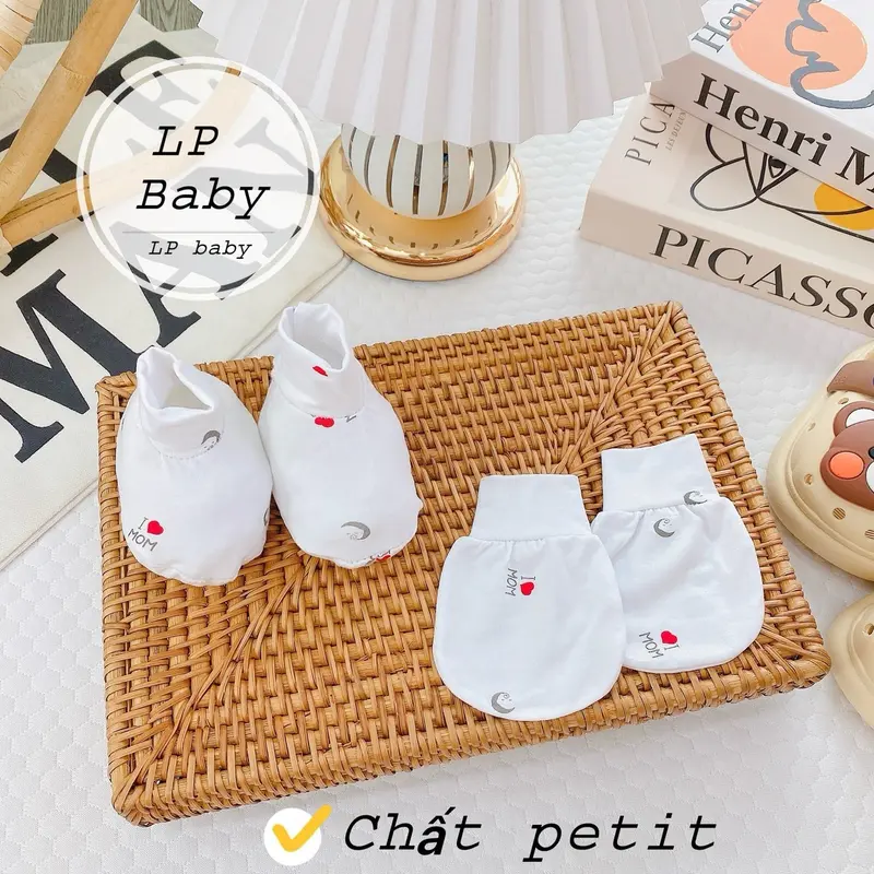 ￼Sét 5 bao tay,  5 bao chân cho bé sơ sinh Chất liệu : vải thun petit cao cấp rất mềm mại và mát mẻ cho bé yêu sự khởi đầu hoàn hảo Sai cho bé từ 0-3 tháng 8