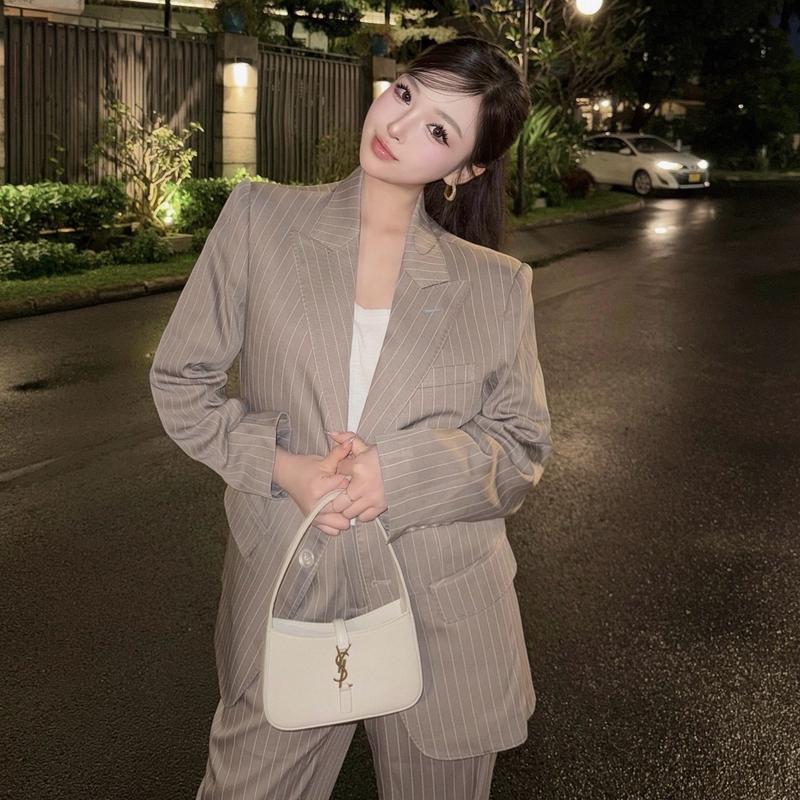 Cả bộ Athena striped suit - Bộ suit kẻ 2 mảnh Athena nam nữ vải tuytsi len , cả bộ gồm 1 áo và 1 quần , hoạ tiết kẻ sọc nổi form relax có chiết eo , đệm vai , lót gấm mặc 4 mùa 6