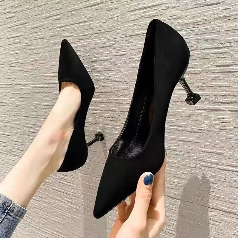 Giày Cao gót Da Lộn Chuyên Nghiệp, Màu Đen, Gót Nhọn, Mũi Nhọn, Dễ Phối Đồ, Phong Cách Cô Gái Pháp, Giày Nóng Bỏng Trên Internet, Chiều Cao Gót 7cm, Dành Cho Nữ, Hàng Mới Về Năm 2024