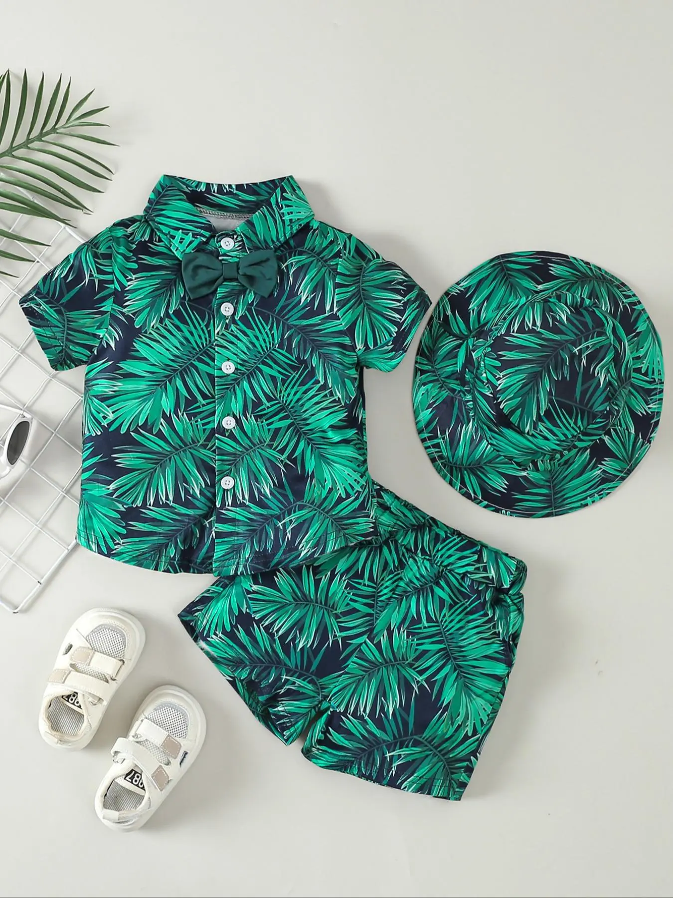 Toddler Boy's Leaf Print Bow Decor Shirt & Shorts & Hat Set, Casual Summer Outfits for Beach Vacation, Kids Clothes for Daily Wear, Summer Clothes