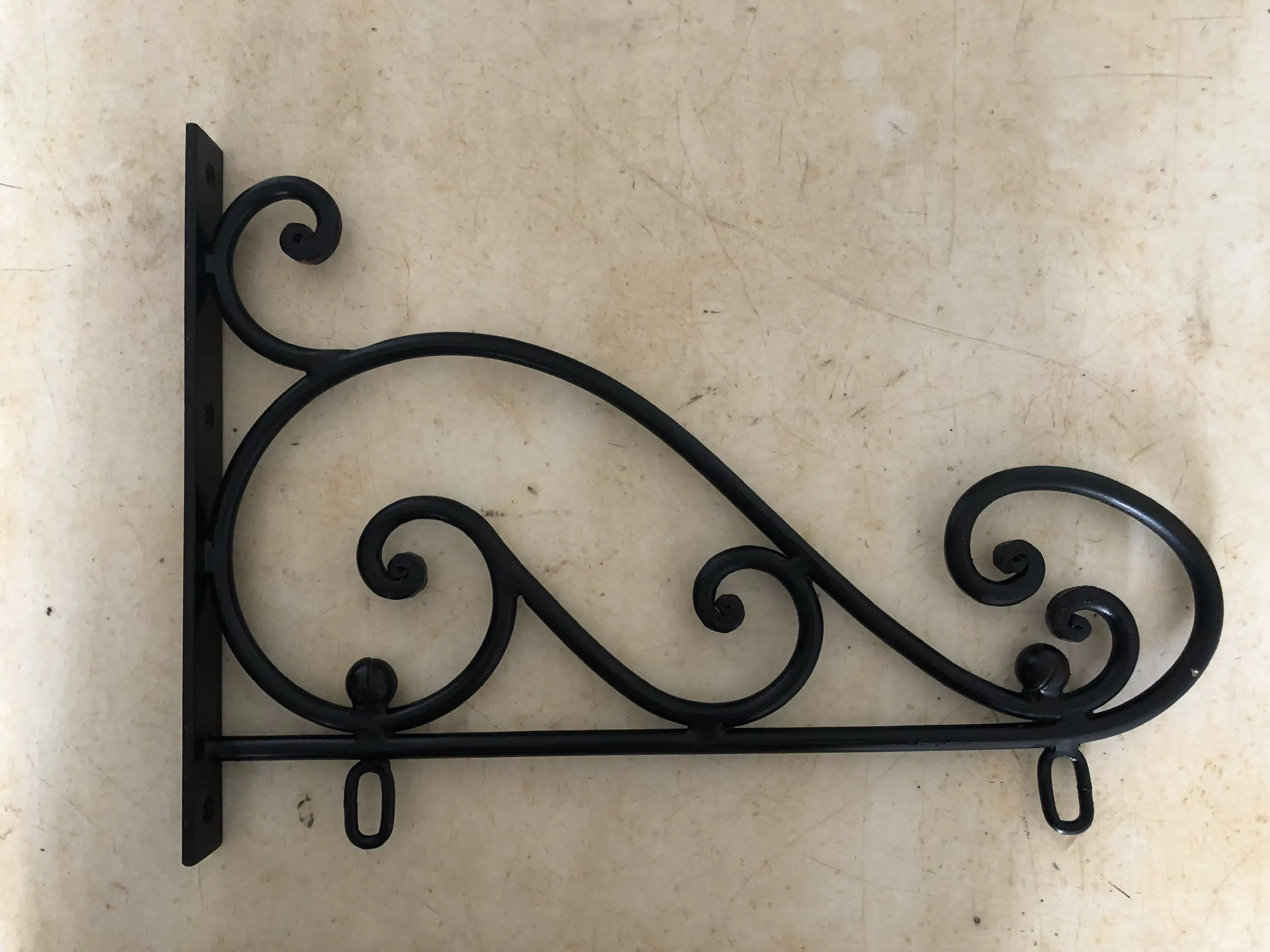 Eke, giá, mốc treo hoa sắt rèn mỹ thuật kết hợp với những giỏ hoa Decor không gian sống đẹp