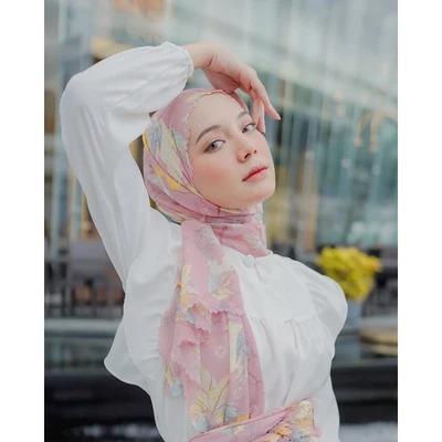 Koyu Hijab Segiempat Motif Viney Leaf Maple (Autumn Series) Sutra 3