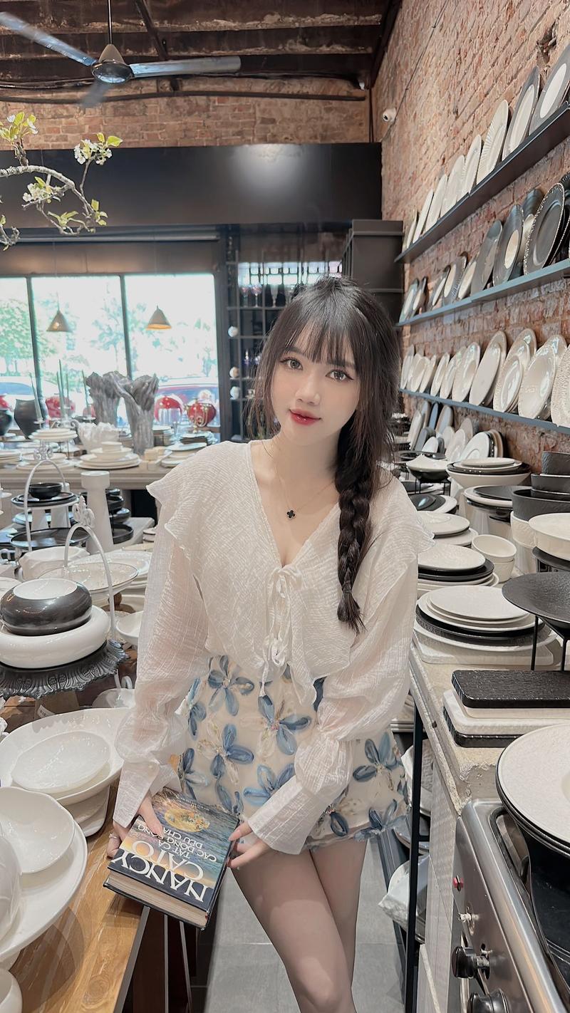 Product Introduction of Set áo sơ mi tơ bèo mix chân váy thêu hoa 2