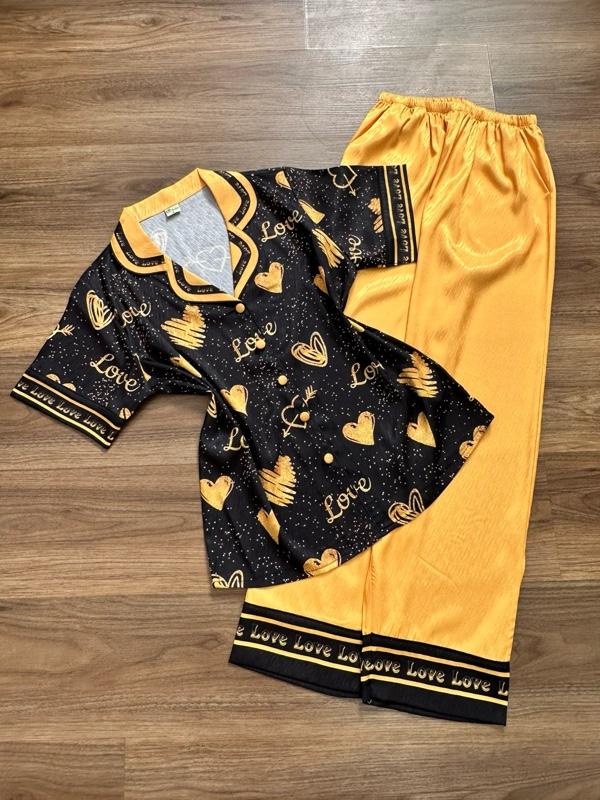 Product Introduction of XƯỚC 10 (45kg-85kg) - Pijama Lụa Xước Sao Băng thiết kế hoạ tiết trái tim phối nền áo đen quần vàng sang trọng, có tay dài tay ngắn. Women 12