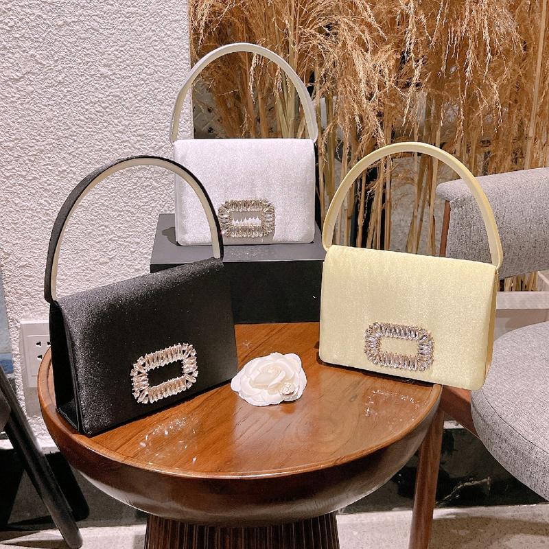 Túi Xách Nữ Đeo Chéo Women Bag Clutch Cầm Tay Cốp Đi Tiệc Logo Khóa Đá Vuông Màu Đen Màu Bạc Màu Vàng Nhạt Chất Vải Lụa Satin Sang Trọng Thanh Lịch Kèm Dây Xích Size 20 Nhung Kem tuideo cheonu tuixach camtay tui cam Khô sạch Nhẫn túixinh quảng châu