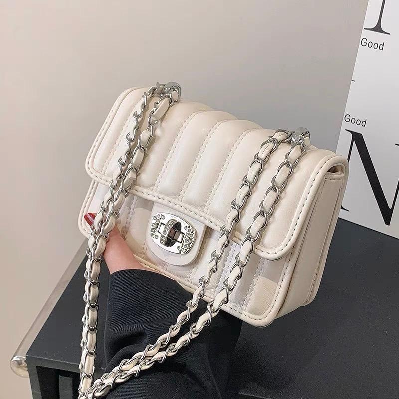 Túi Xách Nữ Khoá Xoay Đính Đá, Đeo Chéo Đeo Vai - Da PU , hoạ tiết thêu sọc nổi , phong cách nữ basic Hàn Quốc, phù hợp cho những bữa tiệc , đám cưới , khi đi du lịch KT:D20;C15;R8(cm) KL:300g Bag Da