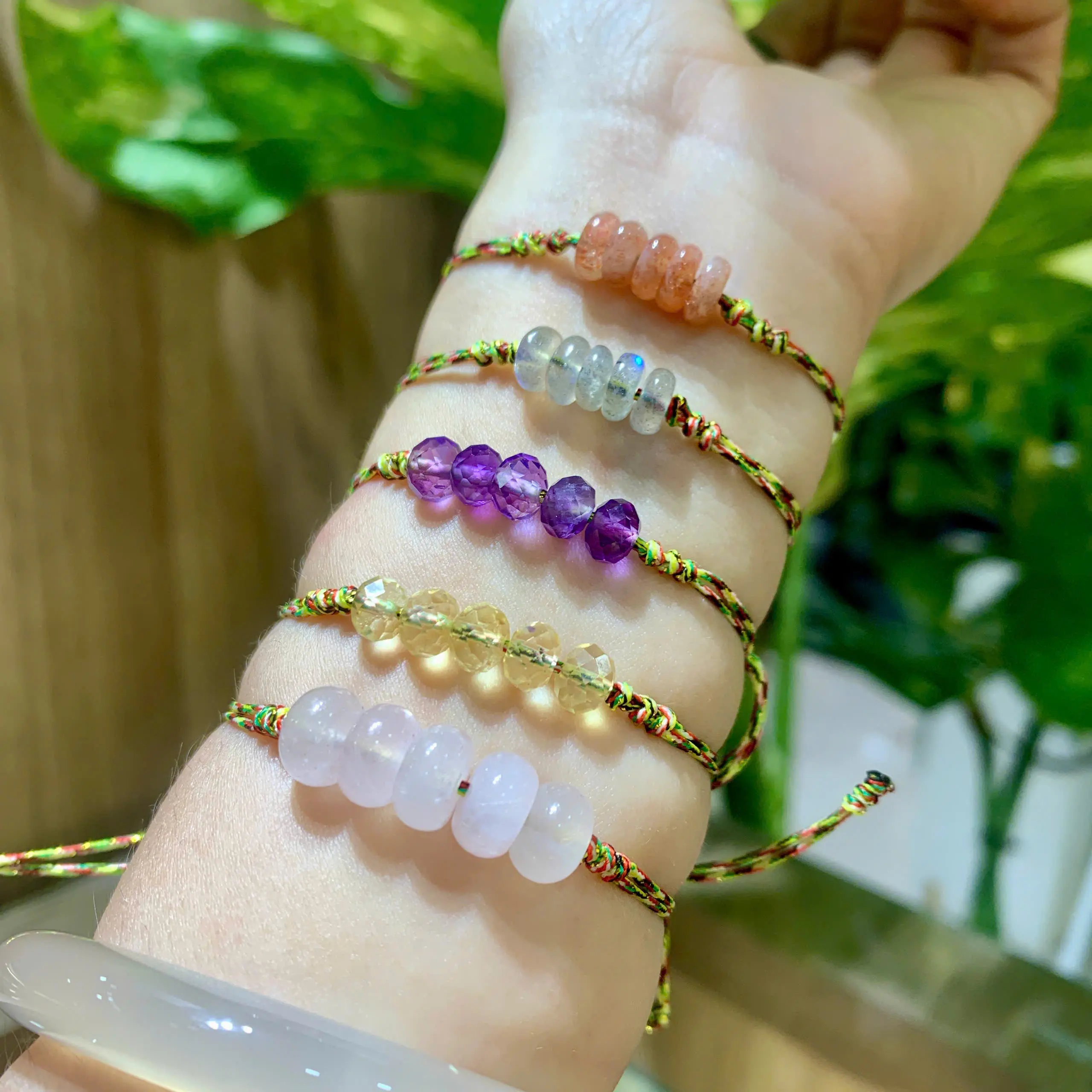 Vòng tay tết ngũ điếu chất đá mặt trời, xà cừ, thạch anh hồng, vàng, tím xinh xắn đeo tay dành cho mọi lứa tuổi